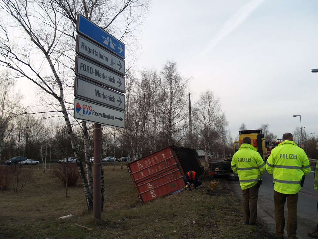 LKW verliert Container Koeln Niehler Ei P078.JPG